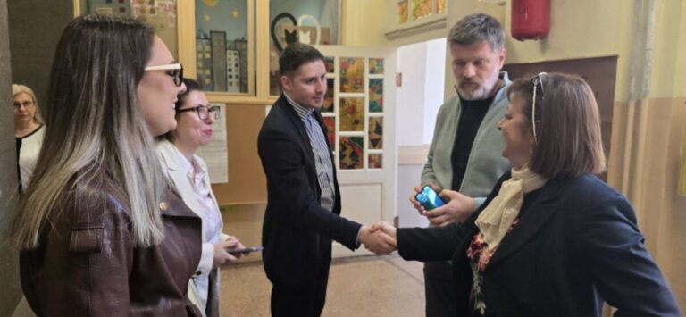 Niške škole dobile nove bele table